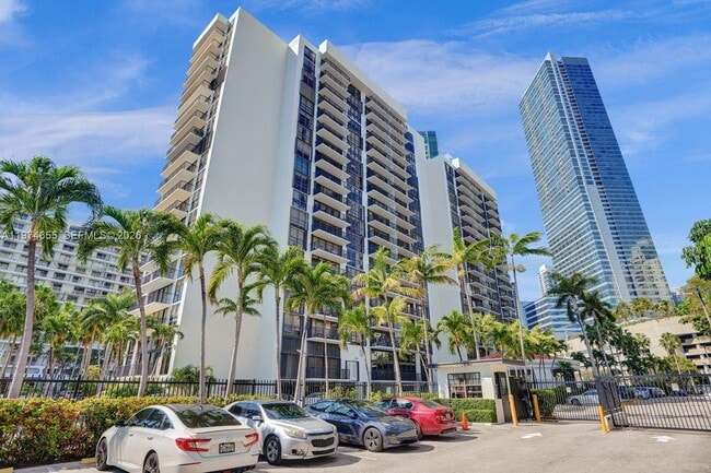 Building Photo - 1450 Brickell Bay Dr