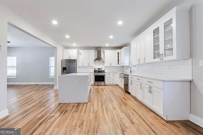 Building Photo - 870 Gaston St SW