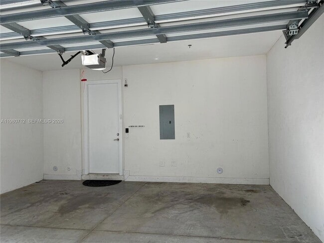 Building Photo - 440 NE 35th Ct