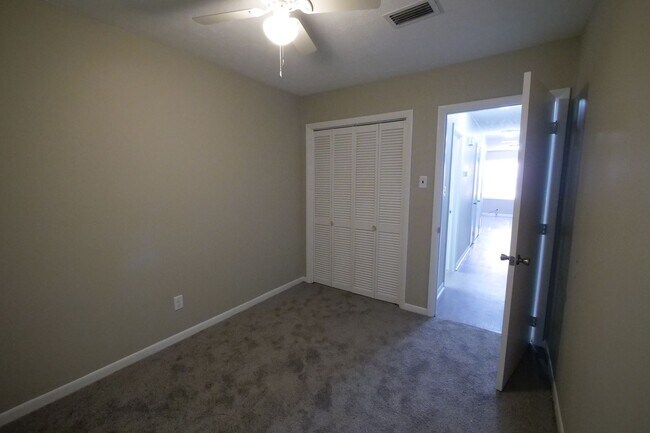 Building Photo - 2 BR / 1 BA Duplex on Atlas Road
