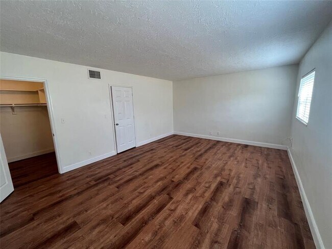 Building Photo - 1414 NE 5th Terrace