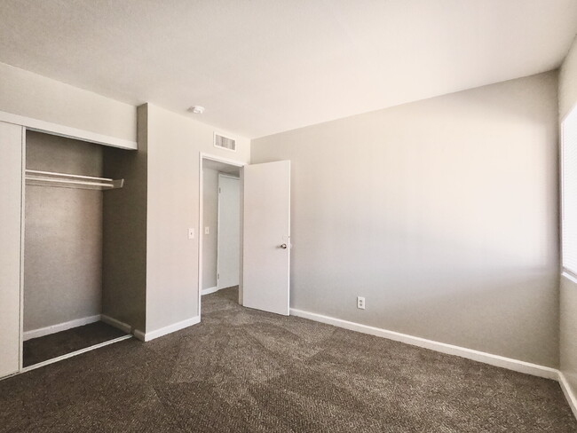 Building Photo - 3-Bed, 2-Bath Gem Condo for Rent in Vibran...