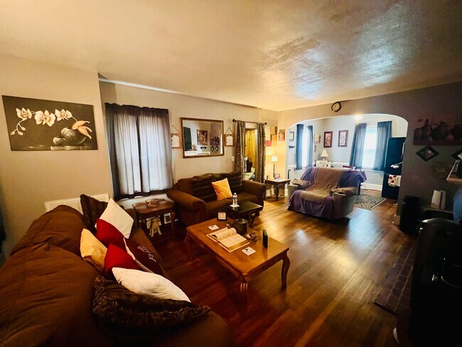 Building Photo - Renovated 3 bdrm/1.5 bath Home with Bonus Room and Dressing Room Located Near Hopkins Rd.