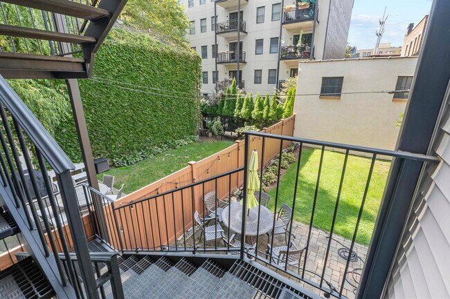 Building Photo - 88 Monroe St