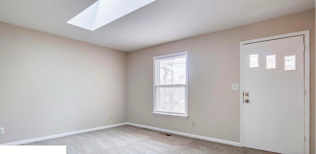 Building Photo - Live in the Heart of It All – 2BR Duplex w...
