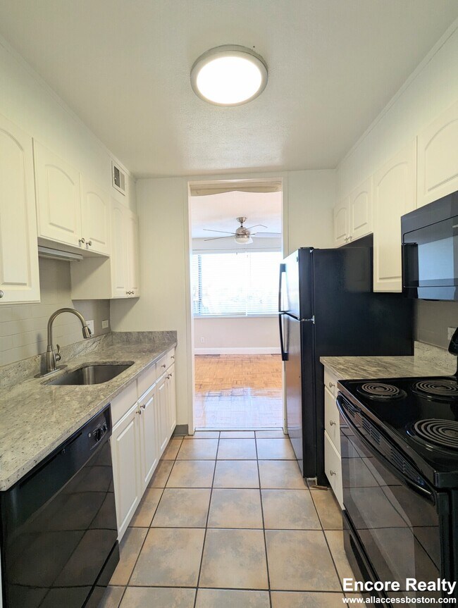 Building Photo - 1530 Beacon St