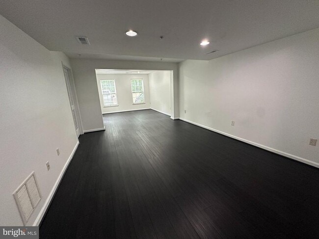 Building Photo - 1327 Lewis Ln