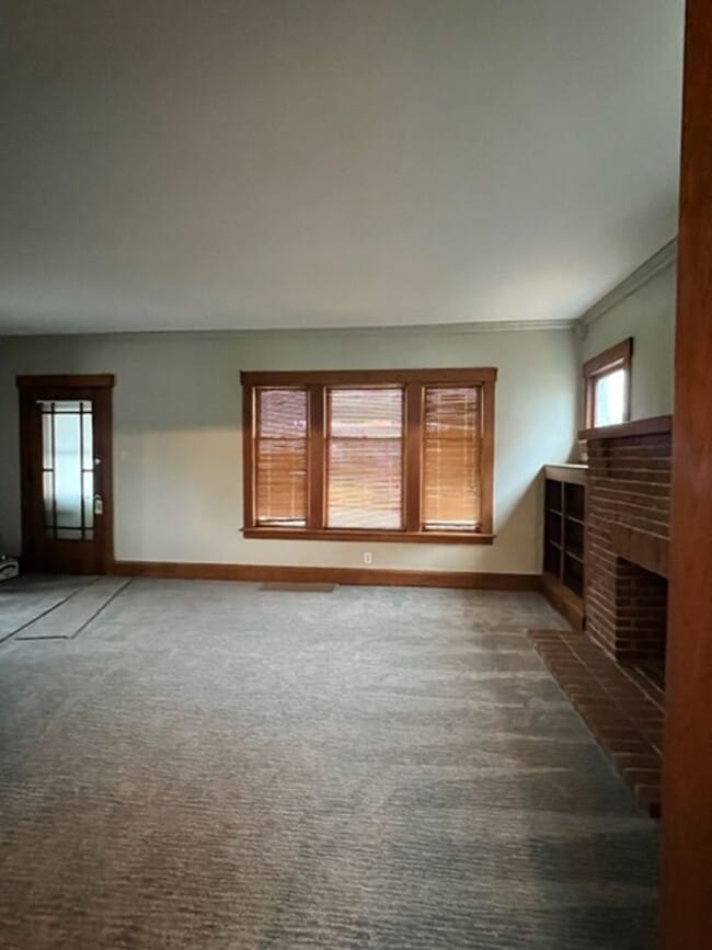 Building Photo - Very spacious 3 bedroom home for rent - Ca...