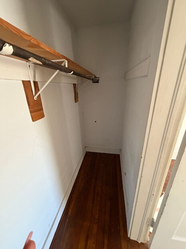 Building Photo - Spacious Duplex