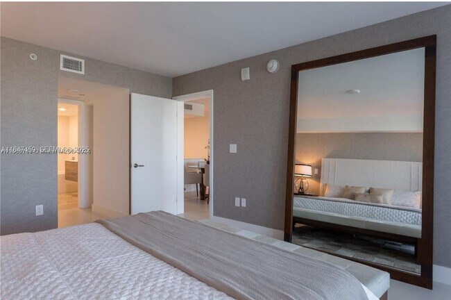 Building Photo - 9261 E Bay Harbor Dr