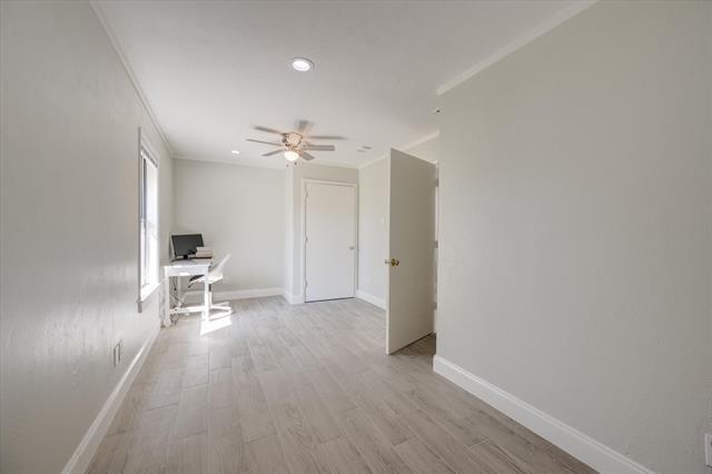 Building Photo - 304 Oak Dr