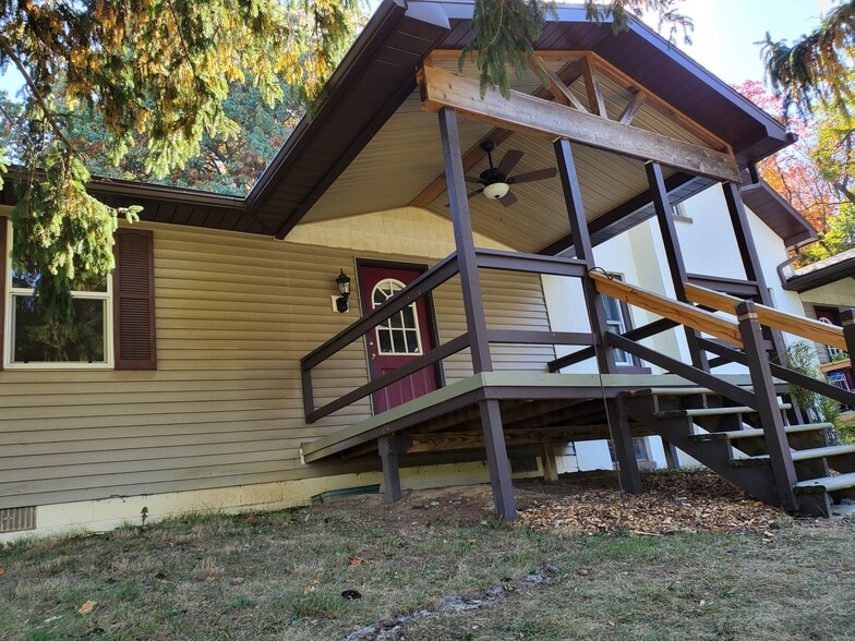 Building Photo - 237 Lake Rd