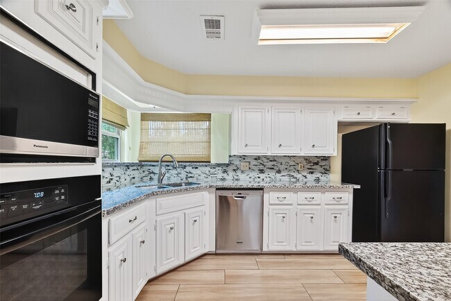 Building Photo - 13618 Jessica Ln