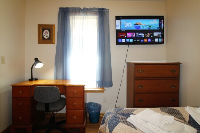 1st floor bedroom- smart tV - 28 Church St