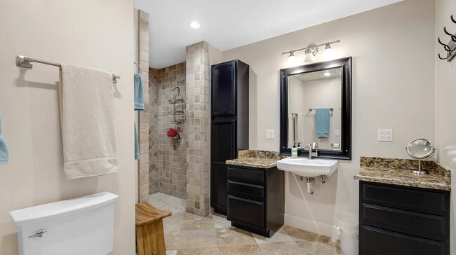 Building Photo - 2032 E La Jolla Dr