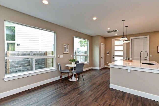 Building Photo - 1202 Cometa St