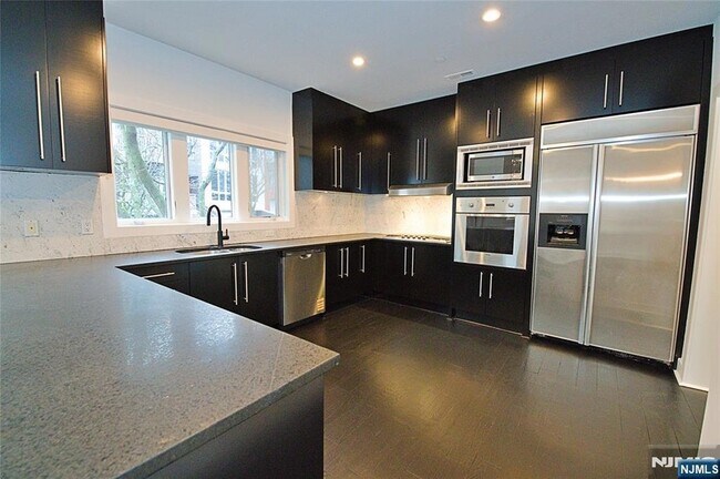 Building Photo - 11 Vela Way