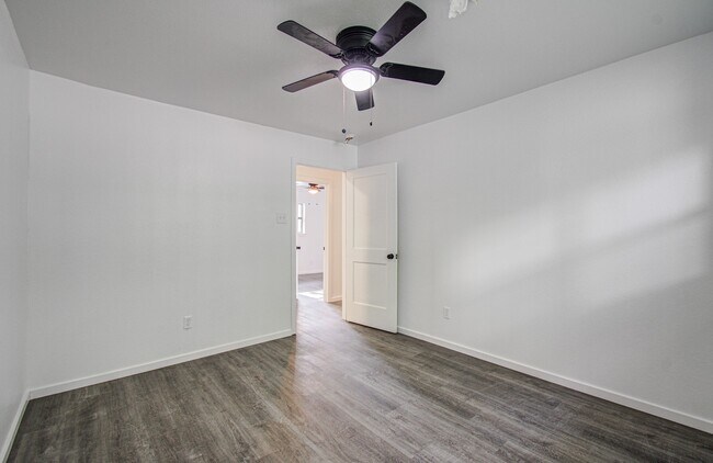 Building Photo - 816 Glen Hollow Dr