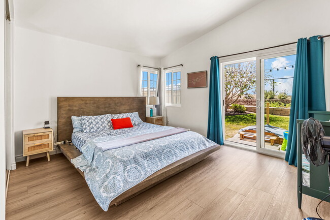 Building Photo - 2124 Redwood Crest