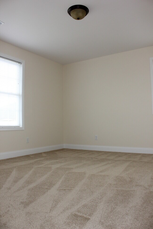 Building Photo - Duplex in Turner Ashby School District