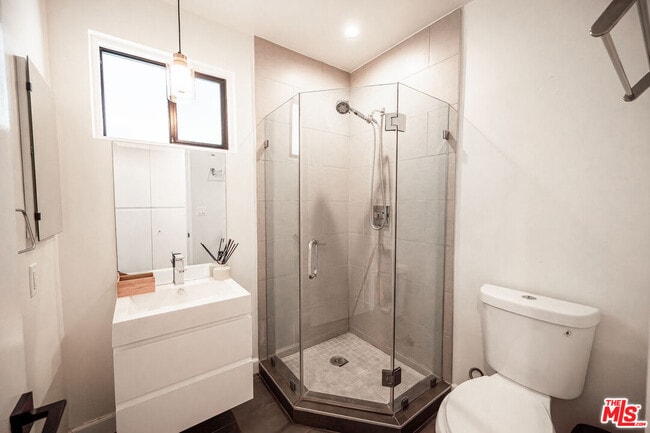 Building Photo - 3116 Beachwood Dr