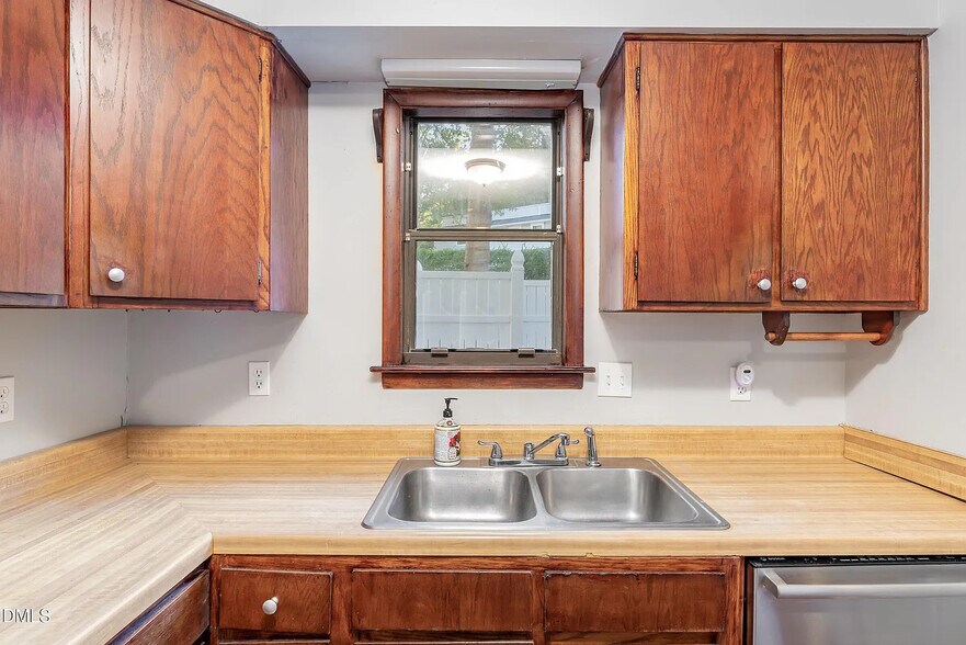 Building Photo - Room in Townhome on Sandy Creek Dr