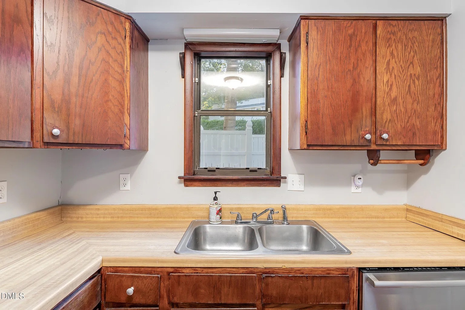 Building Photo - Room in Townhome on Sandy Creek Dr