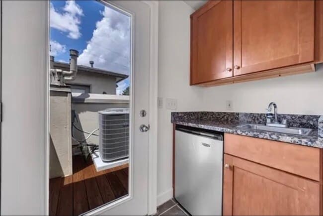 Building Photo - 1390 Dutch Valley Pl NE