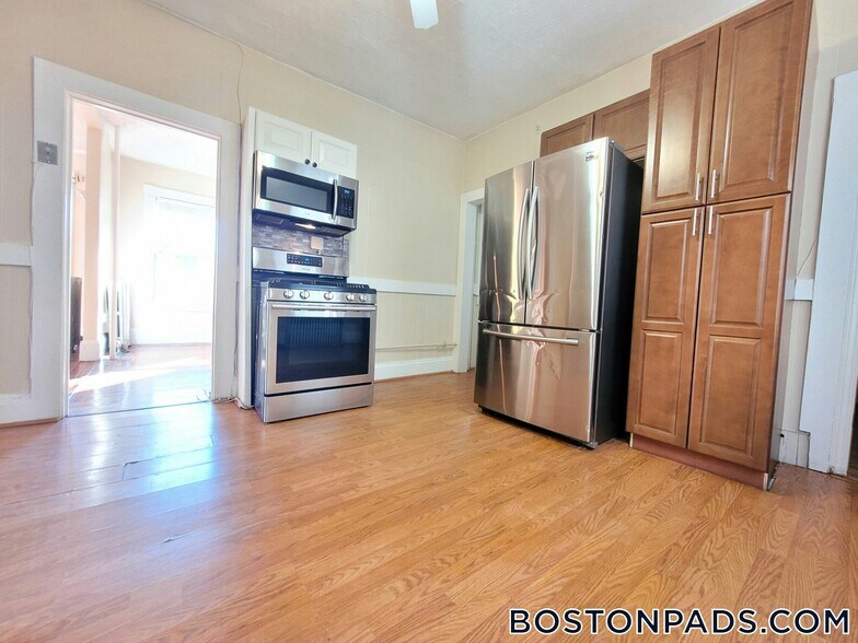Building Photo - 110 Howland St