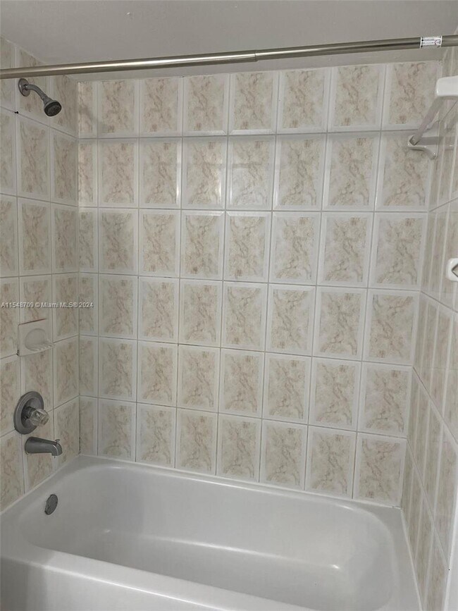 Building Photo - 666 W 81st St