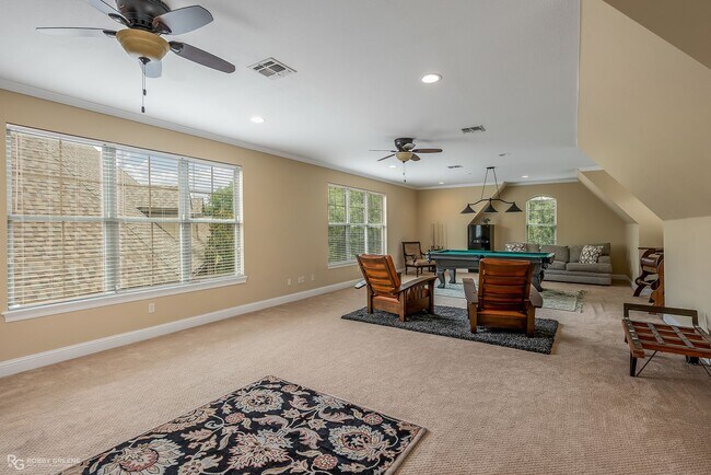 Building Photo - Beautiful Home on the Red River....