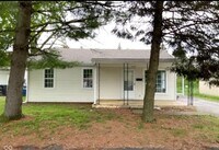 Building Photo - One Level, 3 bedroom