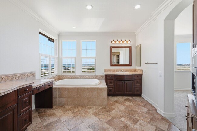Building Photo - Luxury Coastal Living in Guard-Gated Ocean Colony