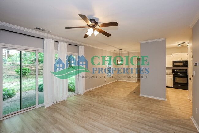 Building Photo - This cute as pie ground-floor condo is tuc...