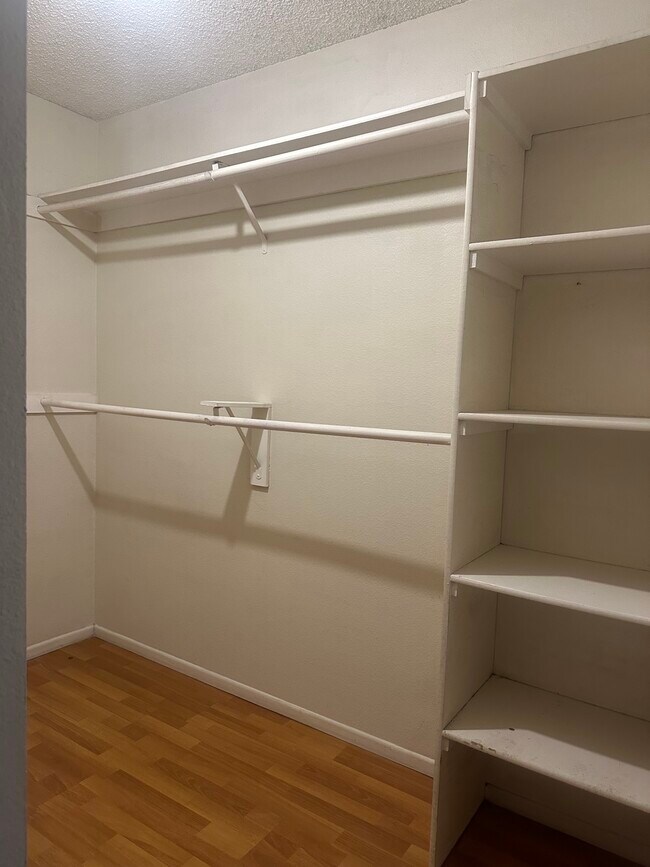 Building Photo - 5165 Walnut Ave