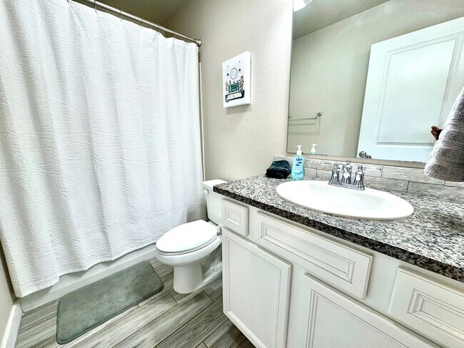 Building Photo - Furnished Rental 3 bed 2 bath Minimum of 30-day stay