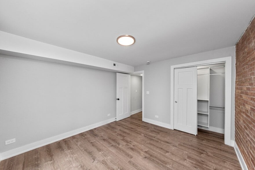 Building Photo - 1220 N La Salle Dr