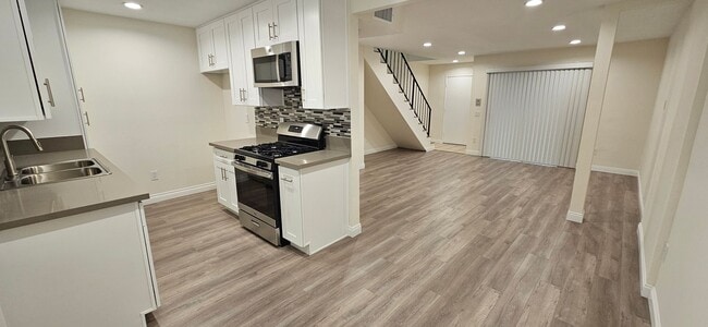 Primary Photo - Beautifully Renovated Townhouse with Moder...
