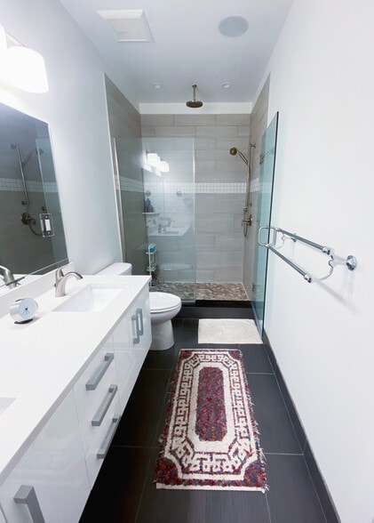 Master bedroom with walk-in shower - 225 Dorchester St