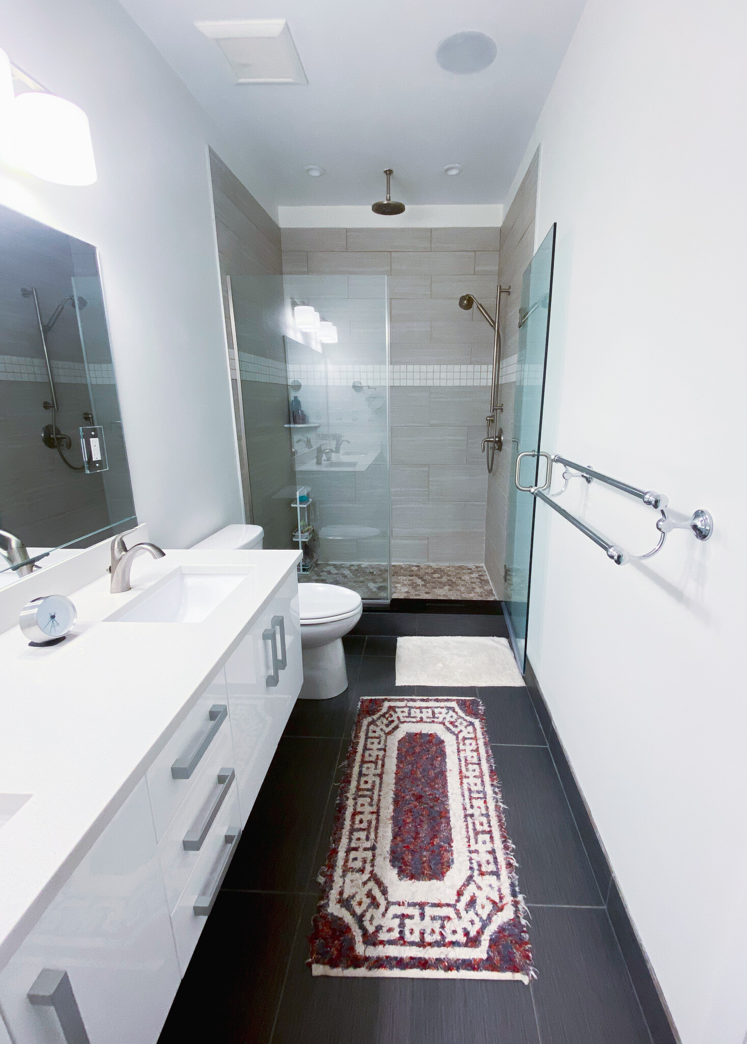 Master bedroom with walk-in shower - 225 Dorchester St