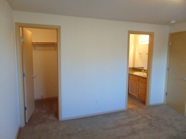 Building Photo - Enjoy Easy Living in Cascade Park with a Private Fenced Backyard