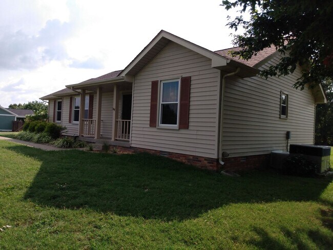 Building Photo - 2640 Holt Ln