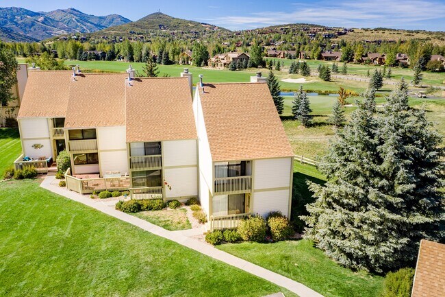 Building Photo - Conveniently Located Racquet Club Condo