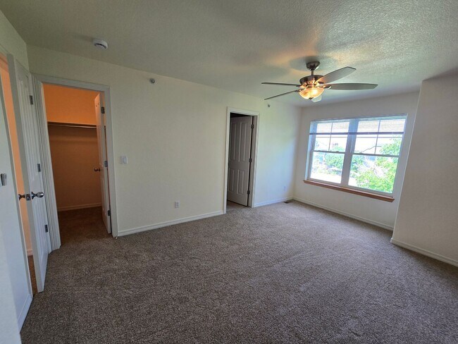 Building Photo - Covered parking? covered private deck? Dakota Ridge 2 Bedroom 2.5 Bath Condo
