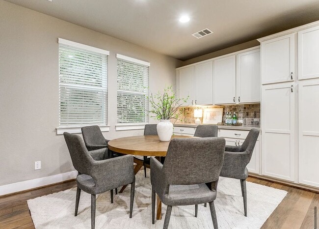 Building Photo - Townhome For Rent Half off deposit for OCT...