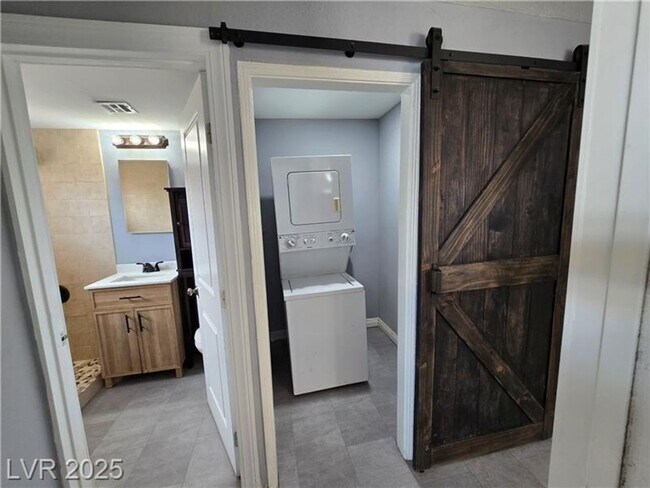 Building Photo - Remodeled Single-Story Duplex