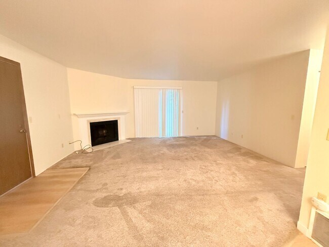 Building Photo - 2BR/2BA | Newly Renovated Condo| Nice views of grassy area | Community Pool!
