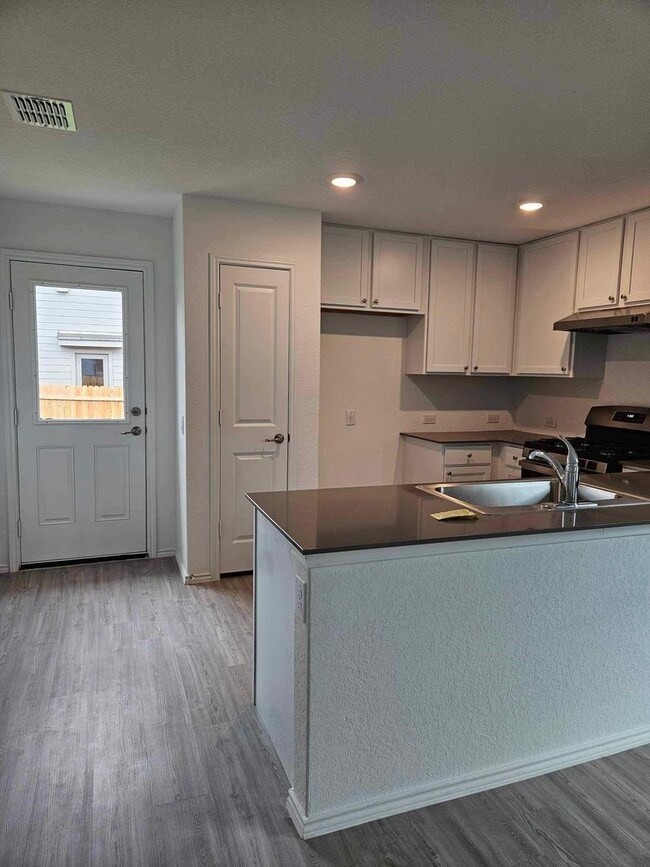 Building Photo - Welcome to Your Home in the Desirable Vida Subdivision!
