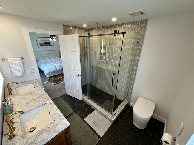 Building Photo - Beautiful Designer 3 bedroom home in Quiet...