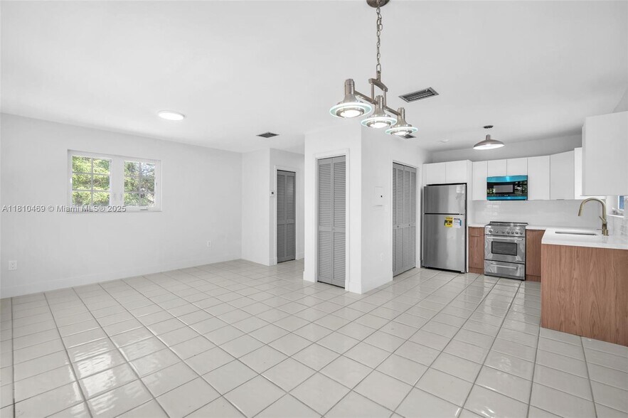 Building Photo - 1525 Trevino Ave